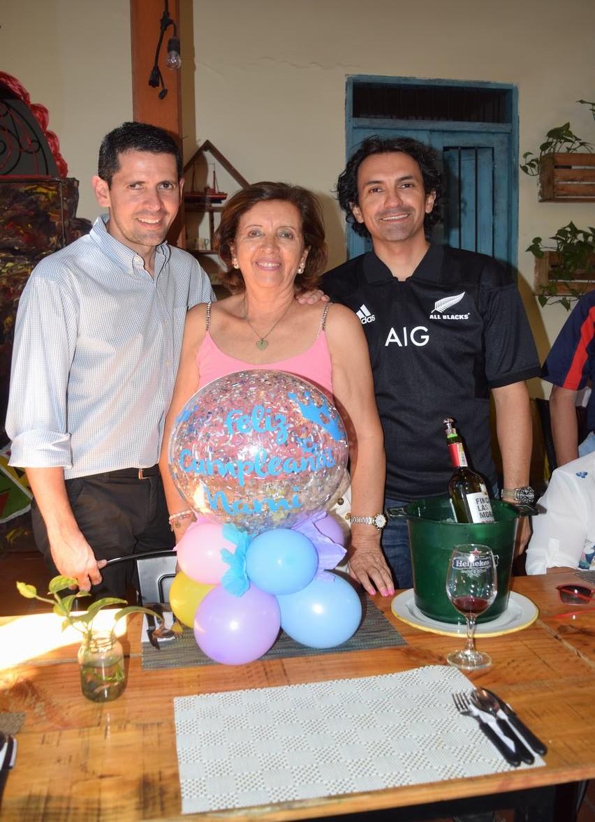 La cumpleañera junto a sus hijos Andrés Felipe Cabrera y  Mauricio  Cabrera.
